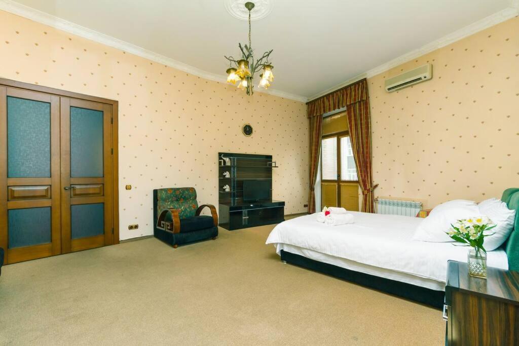 קייב Apartment With View On Inpedendence Square Khreshchatyk מראה חיצוני תמונה